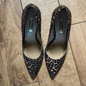 BCBG animal print pumps size 6.5M in like new condition.